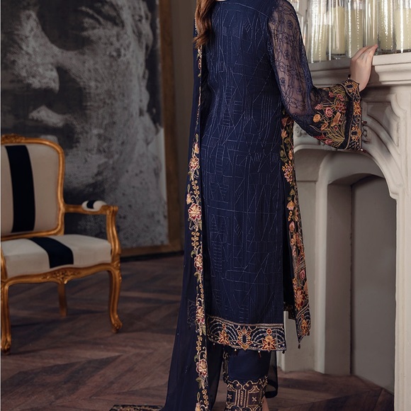 Pure chiffon embroidered dress - Picture 4 of 7